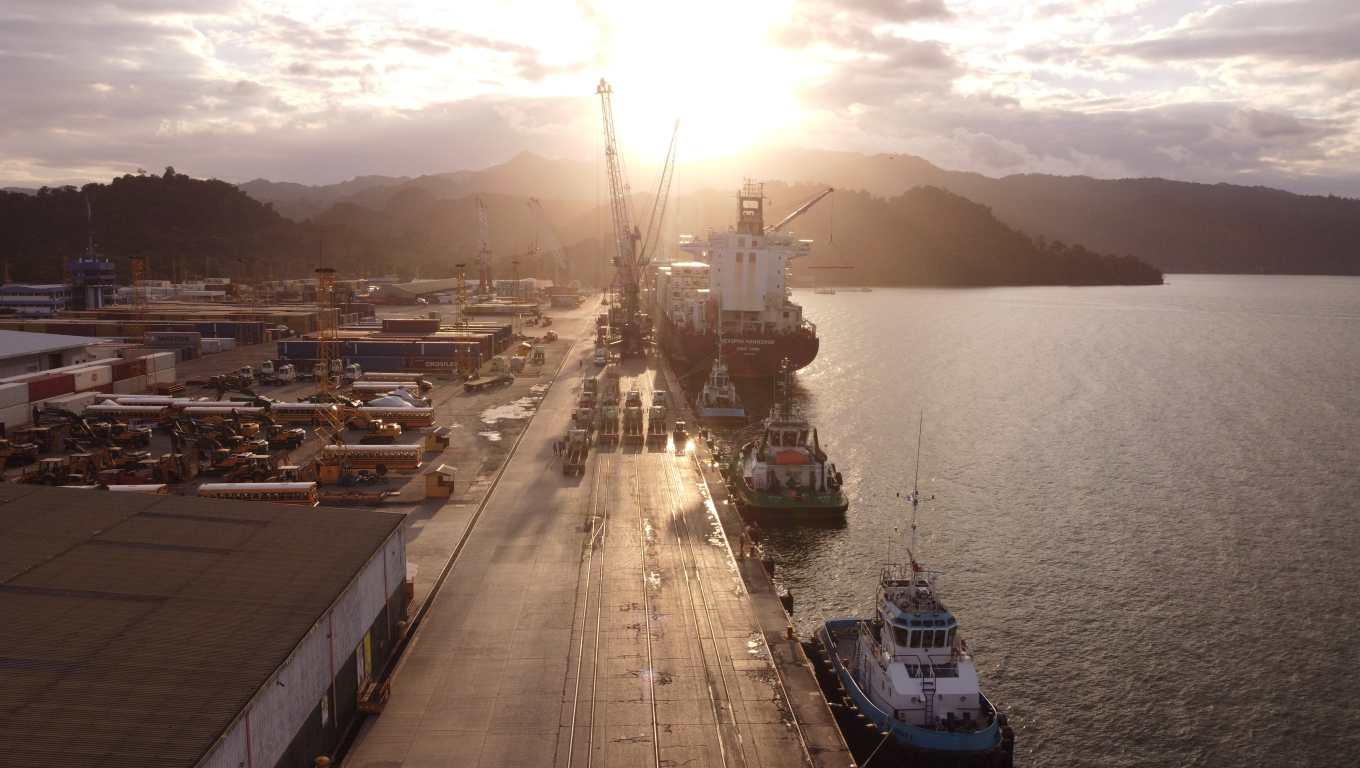 Guatemala debe recibir buques de mayor capacidad y mejorar otros aspectos de infraestructura en los muelles. (Foto Prensa Libre: Carlos Hernández)
