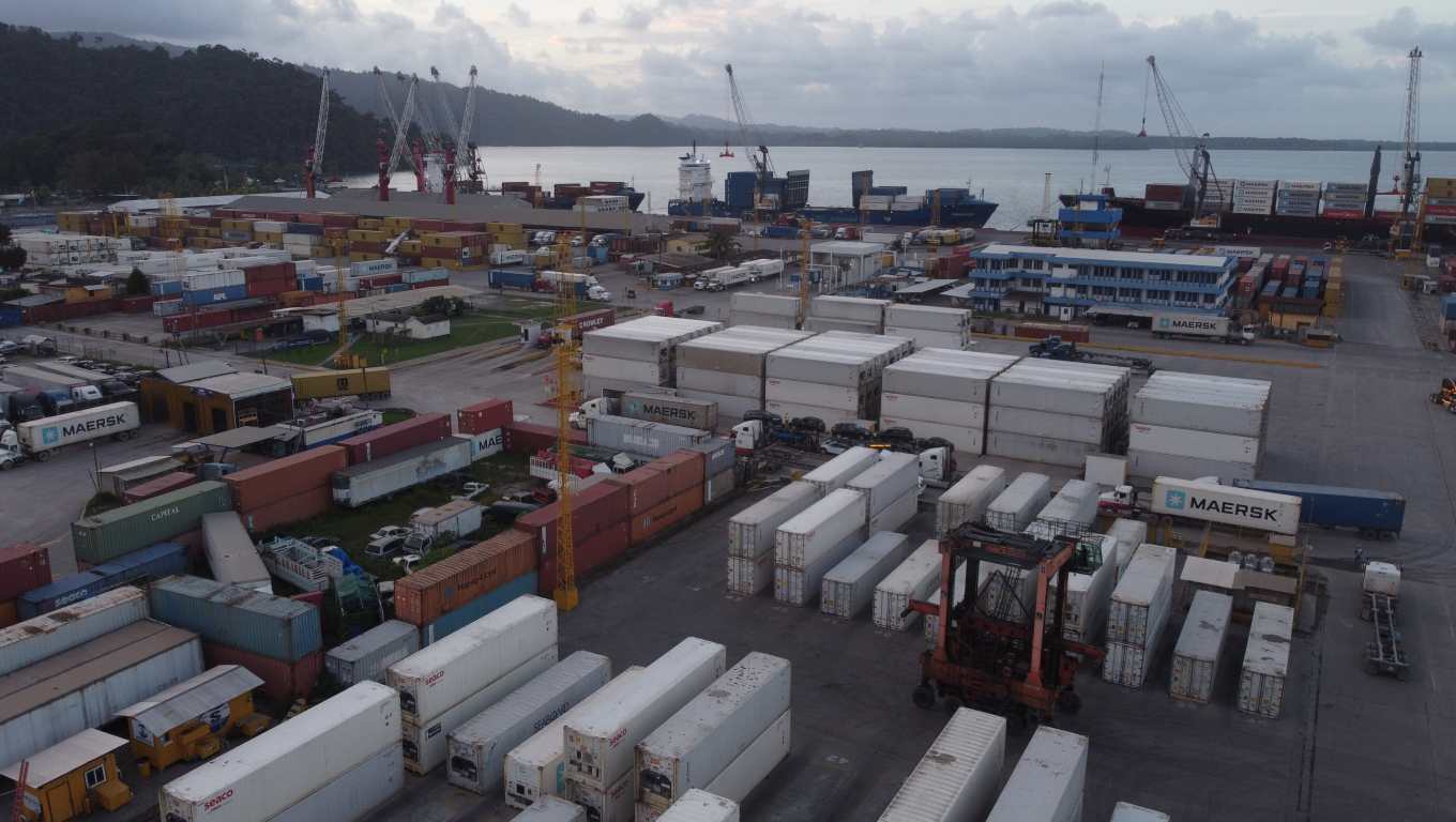 Los buques portacontenedores tipo Panamax son algunos de las naves que actualmente llegan a los muelles guatemaltecos. (Foto Prensa Libre: Carlos Hernández)