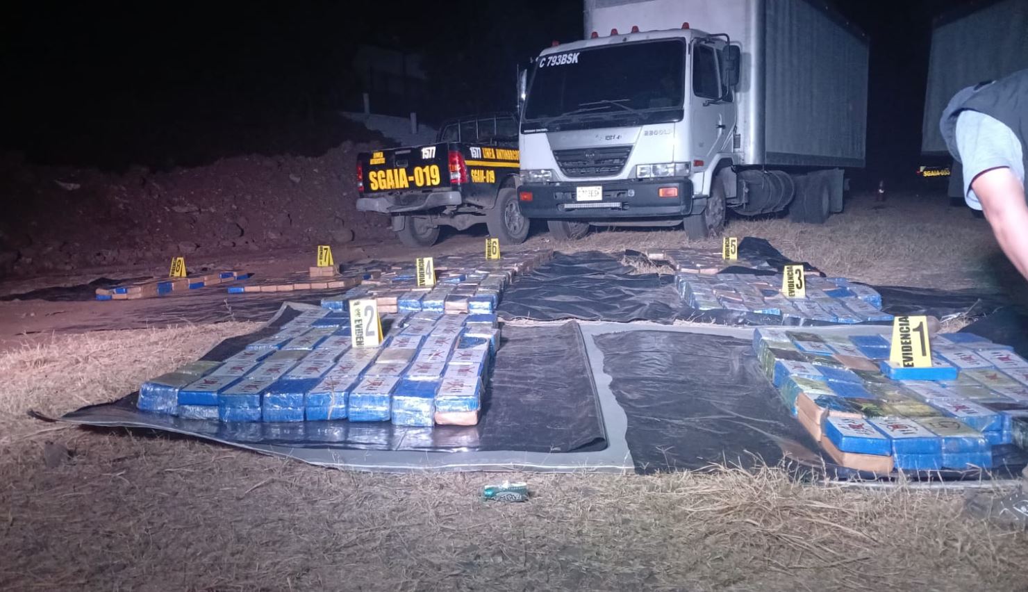 500 paquetes con cocaína fueron ubicados en camiones localizados en lotificación Magnolia, zona 6 de Coatepeque, Quetzaltenango. (Foto Prensa Libre: PNC)
