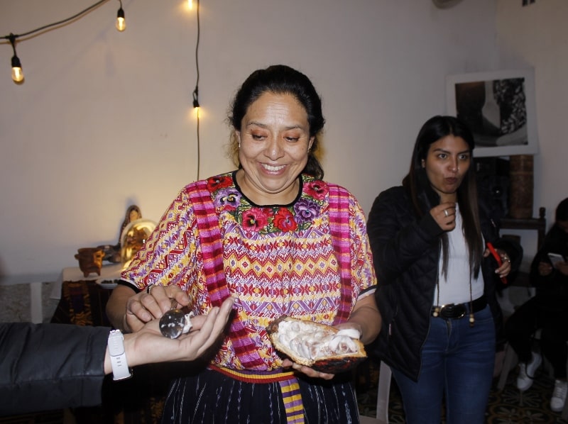 Mirna Rojas y su negocio atiende a grupos de turistas con ansias de conocer el proceso de transformación del cacao.