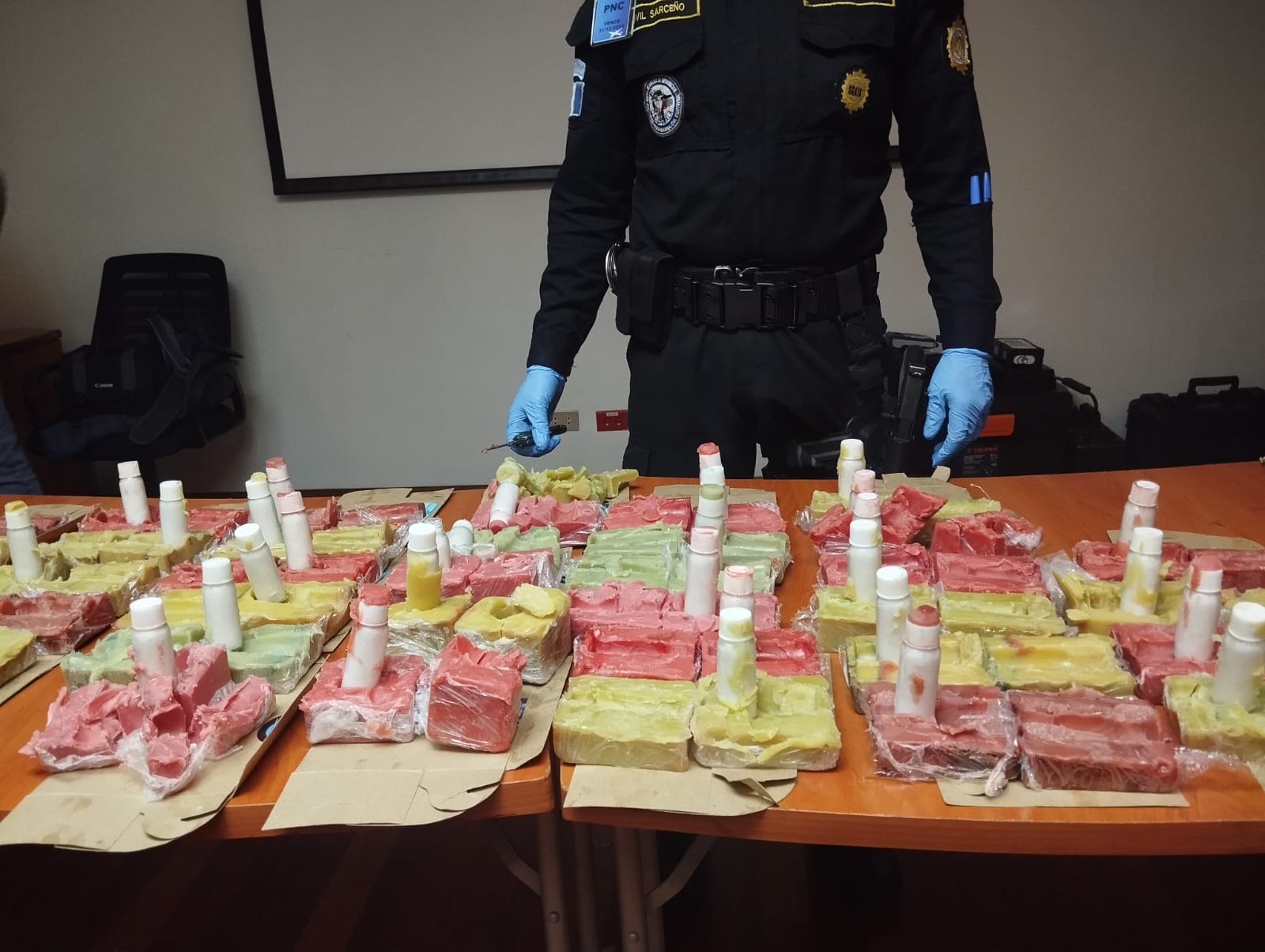 Agentes antinarcóticos encuentran paquetes con droga en encomiendas con destino a Nueva York y Australia. (Foto Prensa Libre: Ministerio Público)