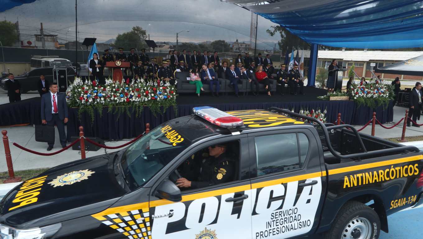 Actividad en la que EE. UU. entregó patrullas a la PNC para combatir el narcotráfico. (Foto Prensa Libre: Esbin García) 
