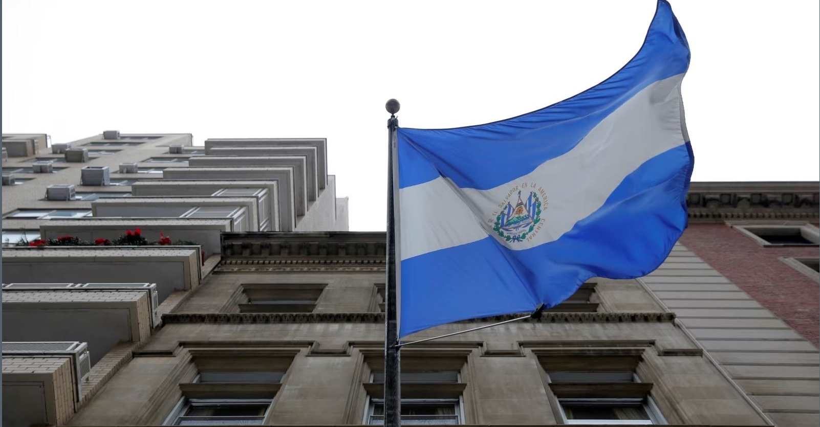 La bandera nacional salvadoreña ondea en los exteriores del Consulado General de El Salvador en Manhattan, Nueva York. (Foto Prensa Libre: VOA/Reuters)