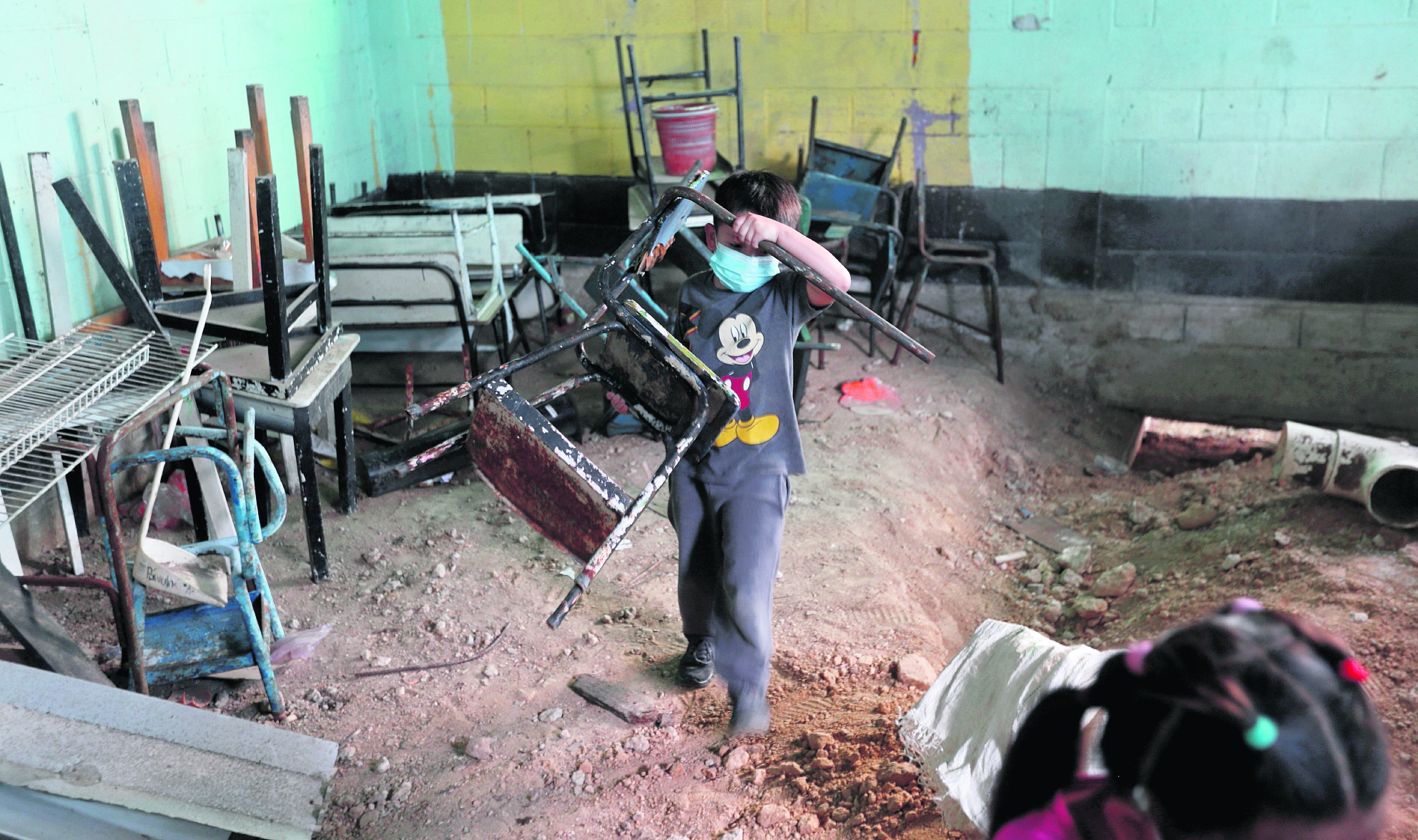 El deterioro de las escuelas ha persistido en los últimos años, el actual gobierno espera remozar 10 mil en el 2024. (Foto Prensa Libre: Hemeroteca PL)