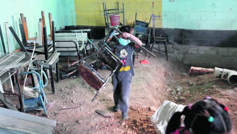 El deterioro de las escuelas ha persistido en los Ãºltimos aÃ±os, el actual gobierno espera remozar 10 mil en el 2024. (Foto Prensa Libre: Hemeroteca PL)