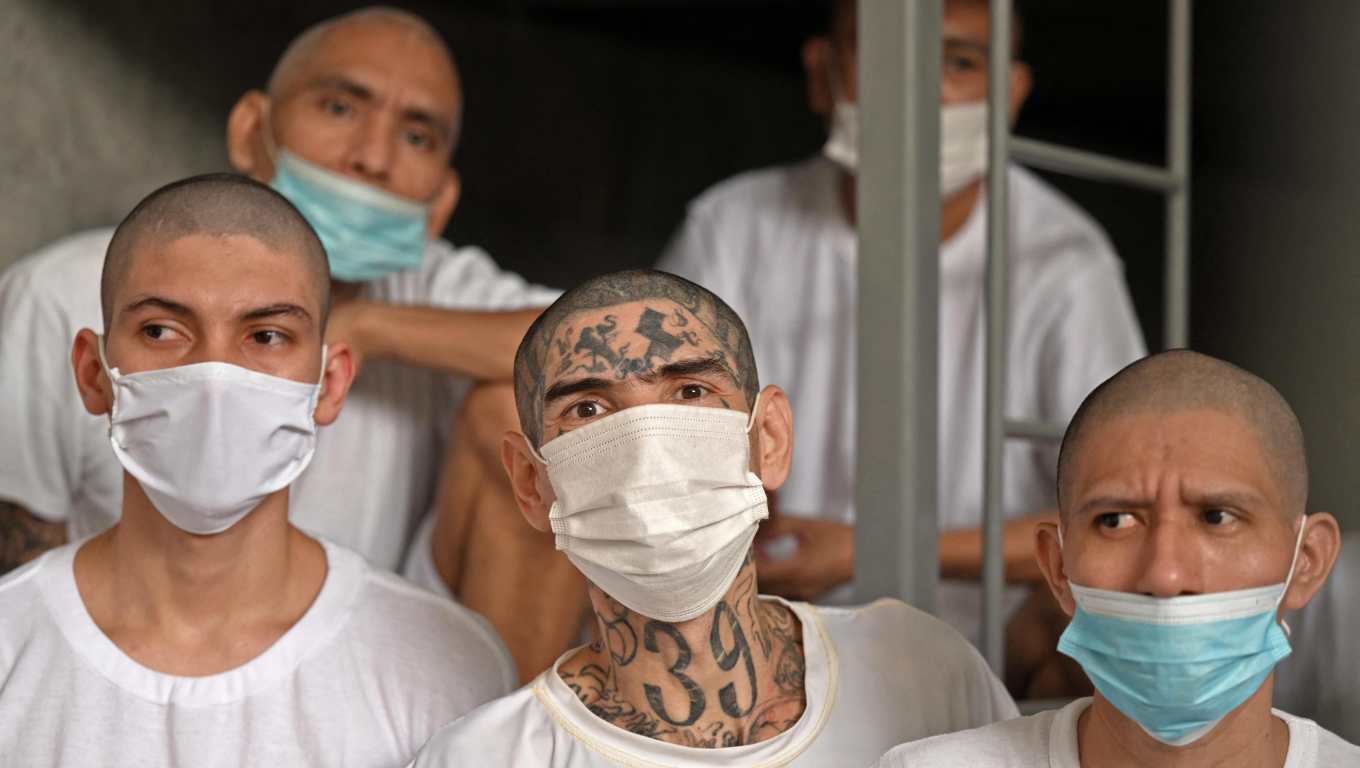 El Salvador ha capturado a miles de presuntos pandilleros durante el régimen de excepción impuesto por el presidente Nayib Bukele. (Foto Prensa Libre: Marvin RECINOS / AFP)