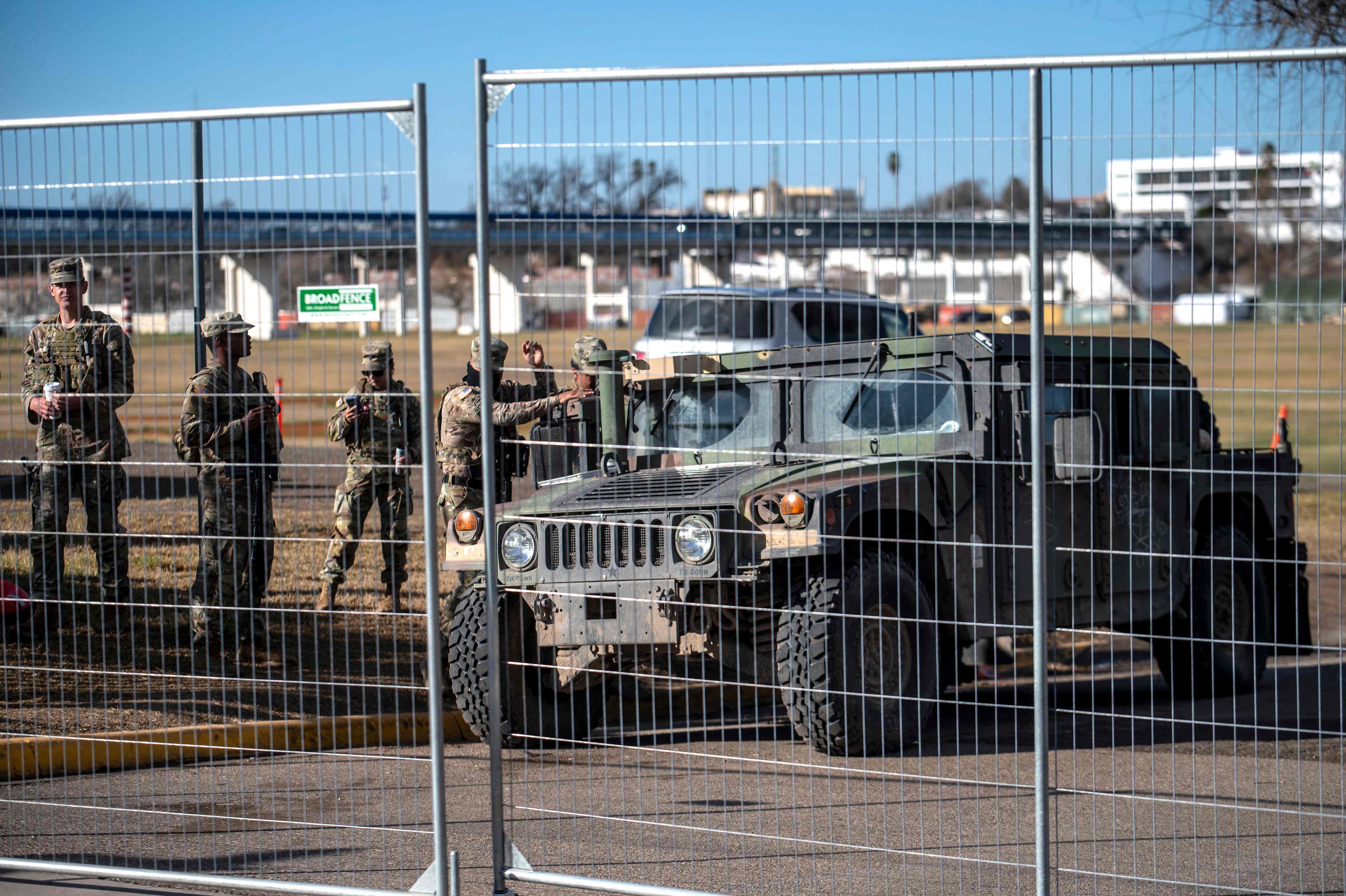 Las autoridades de Texas implementan varias medidas para evitar la migración irregular y ahora piensa construir una base militar. (Foto Prensa Libre: AFP) 