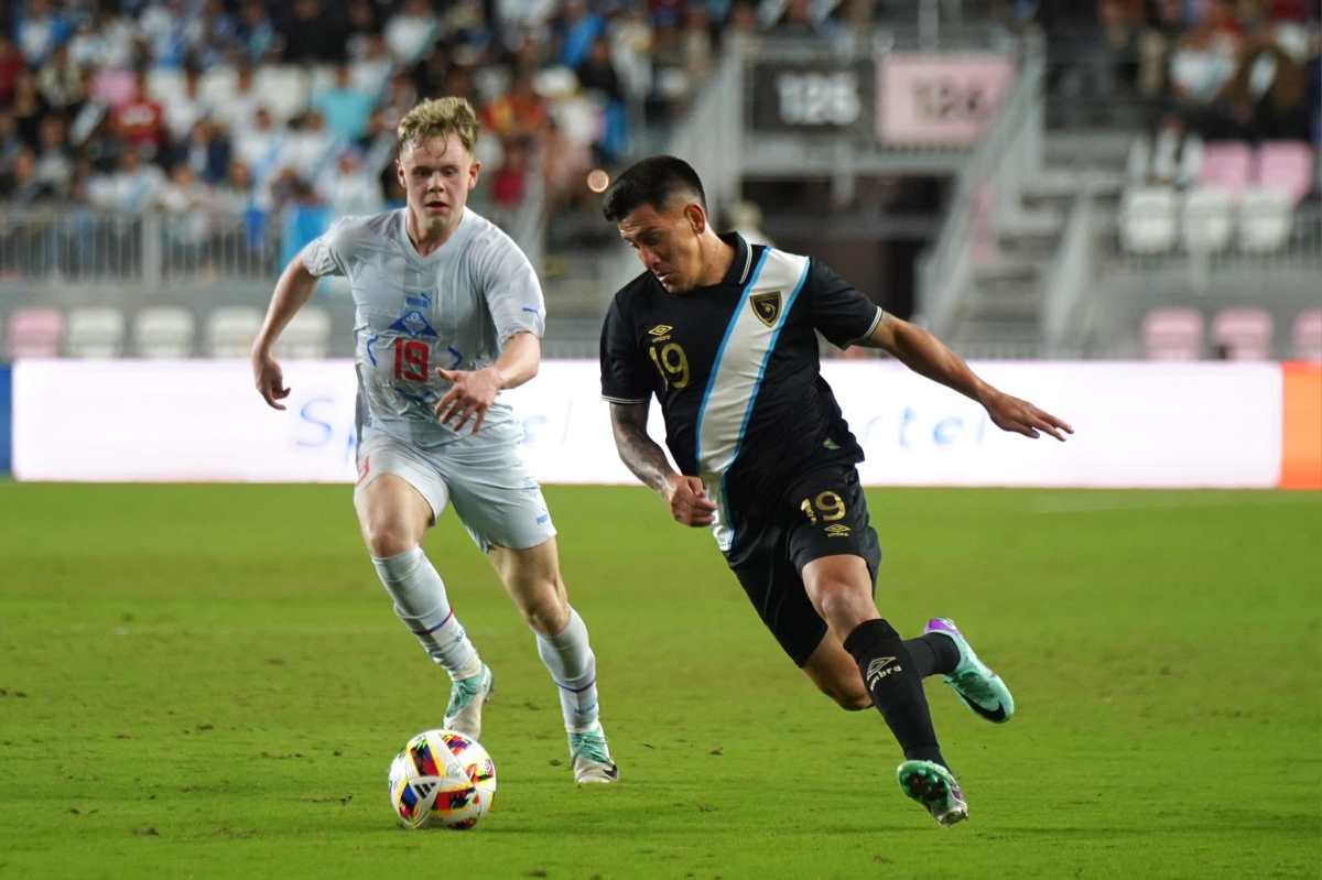 Esteban García, delantero de Guatemala en acción contra Islandia en el primer partido de la Bicolor en 2024. (Foto Prensa Libre: Fedefut)