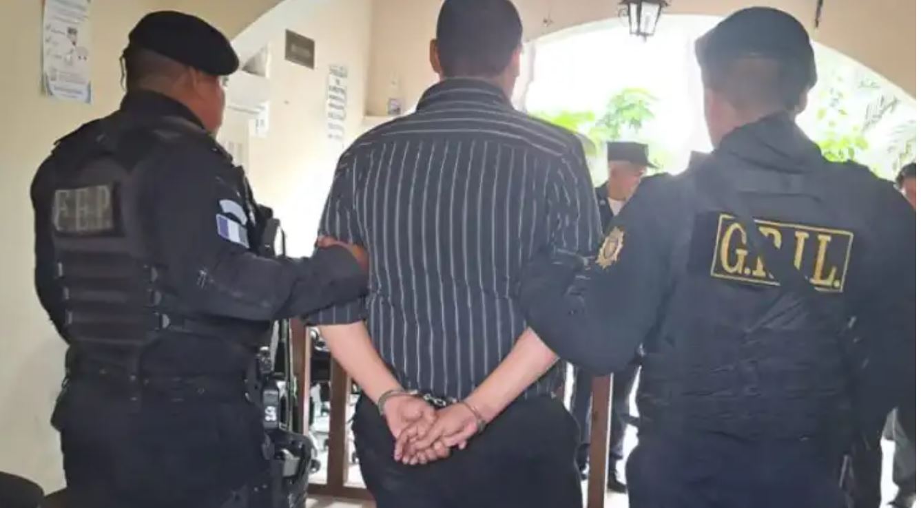 Agentes de la PNC cuando capturaron a Fernando Morales por la muerte de la docente Fabiola Marisol García Lux.  (Foto Prensa Libre: Hemeroteca PL).