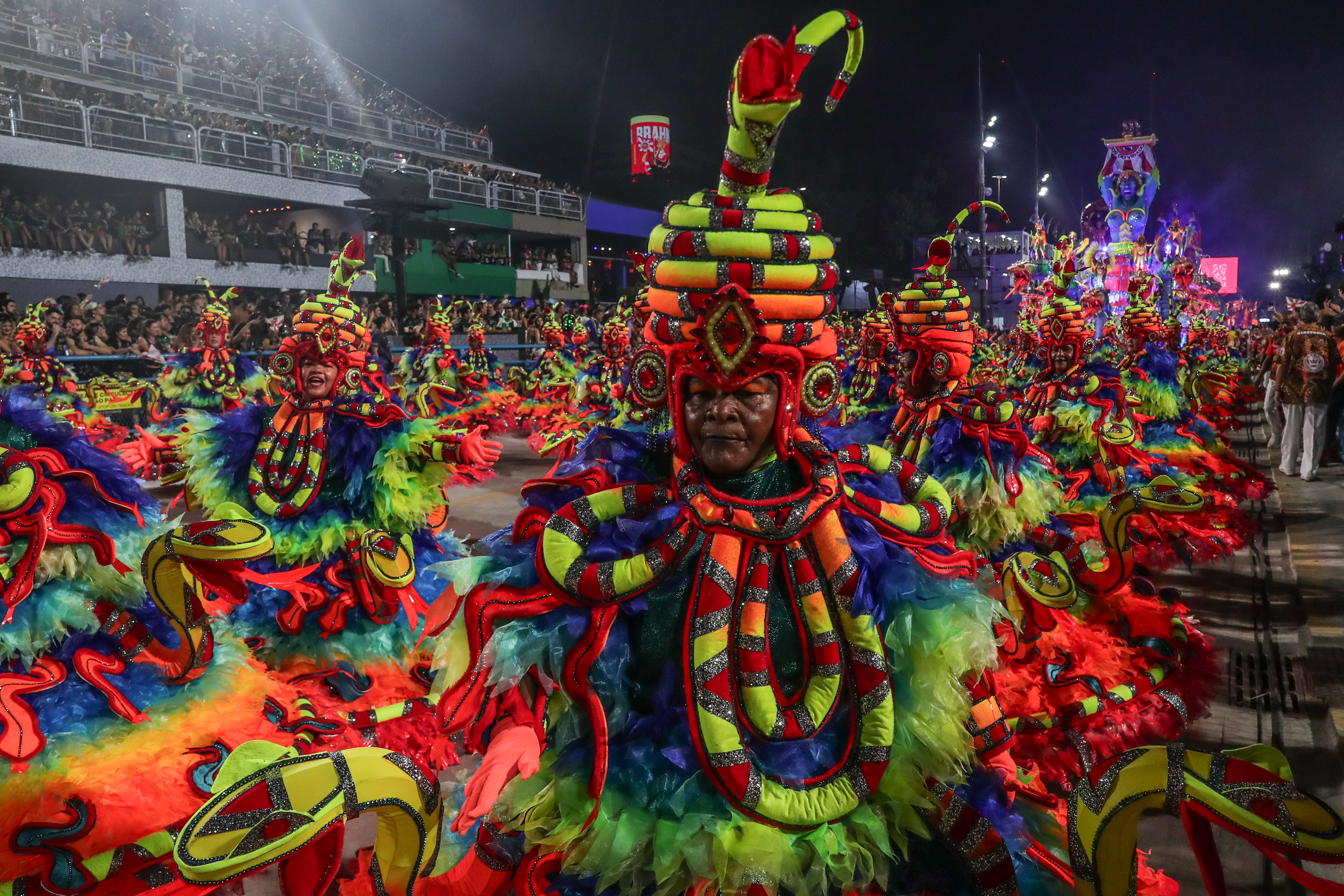 La escuela de samba Unidos do Viradouro participa en el segundo día de desfiles de las Escuelas de Samba del Grupo Especial del carnaval, en el Sambódromo de Río de Janeiro, Brasil. (Fotografía Prensa Libre: EFE)