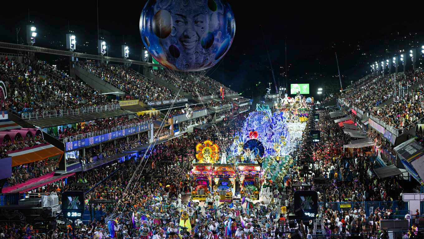 La escuela de samba Emperatriz Leopoldinense congregó a miles de personas a su paso por el Sambódromo, en Río de Janeiro, Brasil. (Fotografía Prensa Libre: AFP) 