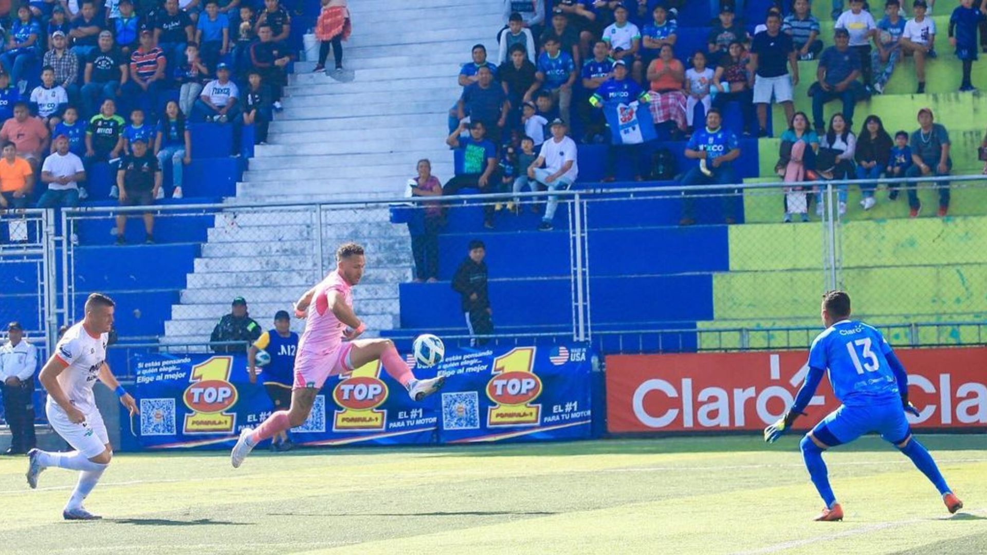 Este fue el momento en el que el jugador de Mixco, Roque Caballero, marcó el único gol del partido ante Achuapa en el Estadio Santo Domingo. (Foto Prensa Libre: @DeportivoMixco)