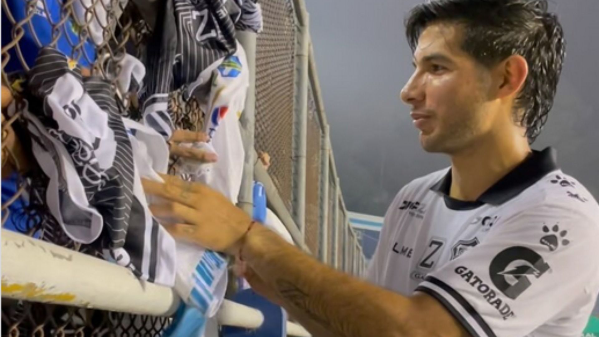 El futbolista de Comunicaciones, Antonio López, firmando autógrafos a sus aficionados tras la victoria 4-2 sobre Malacateco la noche del sábado en el Doroteo Guamuch Flores. (Foto Prensa Libre: @ChapinSoccer/Instagram)