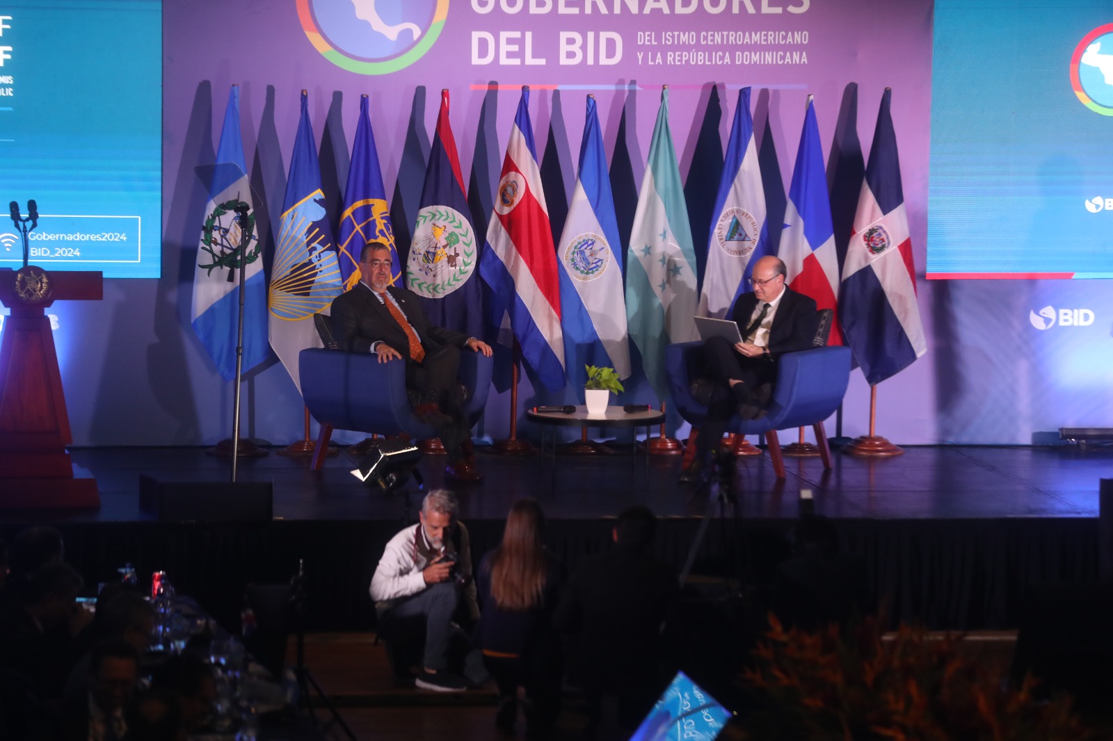 El mandatario Bernardo Arévalo participó en el acto inaugural de la 37 asamblea de gobernadores del BID, y conversa con el presidente de ese organismo internacional Ilan Godfajn. (Foto Prensa Libre: Juan Diego González) 