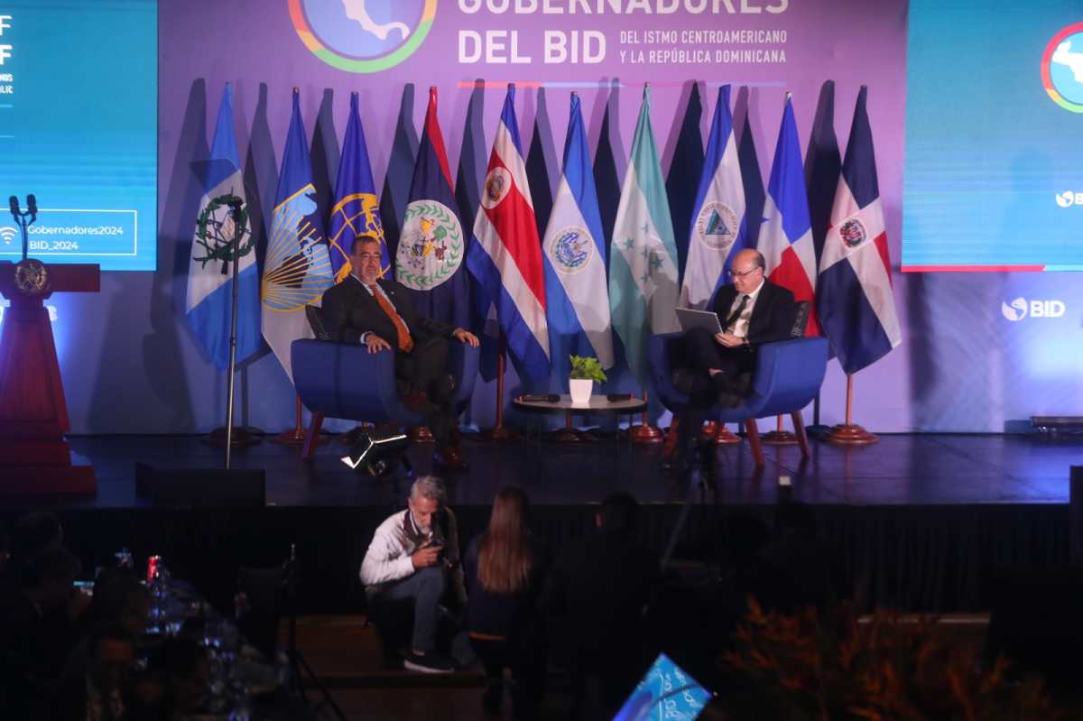 El mandatario Bernardo Arévalo participó en el acto inaugural de la 37 asamblea de gobernadores del BID, y conversa con el presidente de ese organismo internacional Ilan Godfajn. (Foto Prensa Libre: Juan Diego González) 