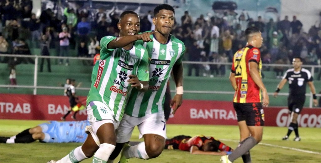 El jugador de Antigua GFC, Marvin Ávila, marcó el gol de la victoria de su equipo en el minuto 80 del partido contra Zacapa en el estadio Pensantivo. (Foto Prensa Libre: Sentimiento Aguacatero)