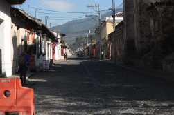 El ayuntamiento de Antigua Guatemala anunció que durante  los Domingos de Cuaresma, el Quinto Sábado de Cuaresma y del Viernes de Dolores al Domingo de Resurrección, se vivirán en una experiencia totalmente peatonal en la ciudad colonial. 

(Foto Prensa Libre: Byron Baiza)
