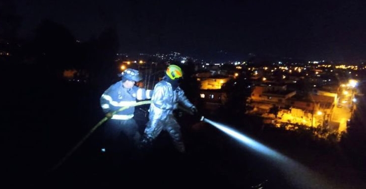 Un incendio en cercanías de la autopista del Aeropuerto La Aurora es investigado por el CIV. (Foto Prensa Libre: CIV)