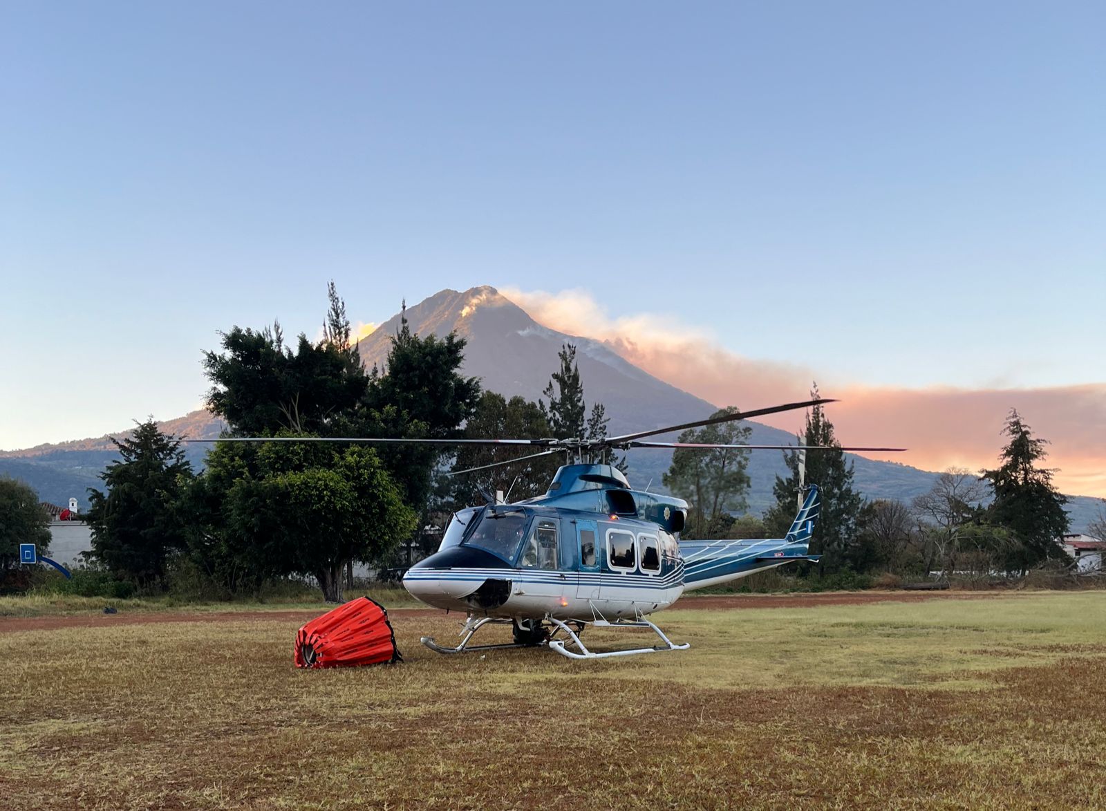 Incendios forestales 1 Helicóptero Volcán de Agua 24 febrero Foto Ejército