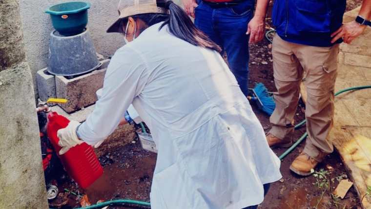 El Ministerio de Salud investiga las fuentes de agua en SuchitepÃ©quez para establecer el origen del brote de enfermedad neurolÃ³gica aguda detectados en el paÃ­s. (Foto Prensa Libre: Ministerio de Salud)