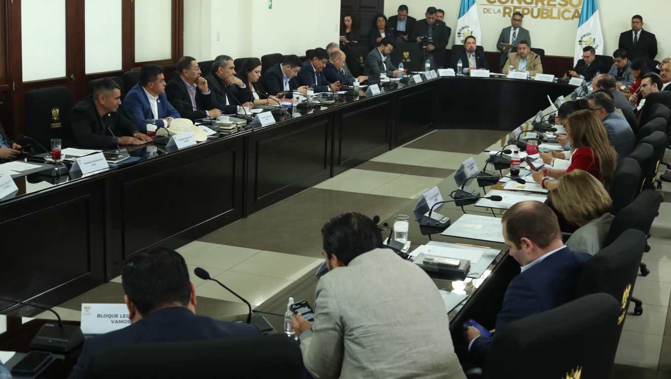 Reunión de jefes de bloque del Congreso de la República en la que trataron el tema de la Ley de Tarjetas de Crédito. (Foto Prensa Libre: Esbin García) 