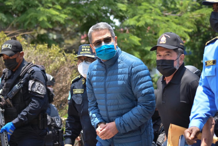 En el juicio contra el expresidente hondureño Orlando Hernández han salido a relucir varias veces el nombre de Guatemala. (Foto Prensa Libre: AFP)