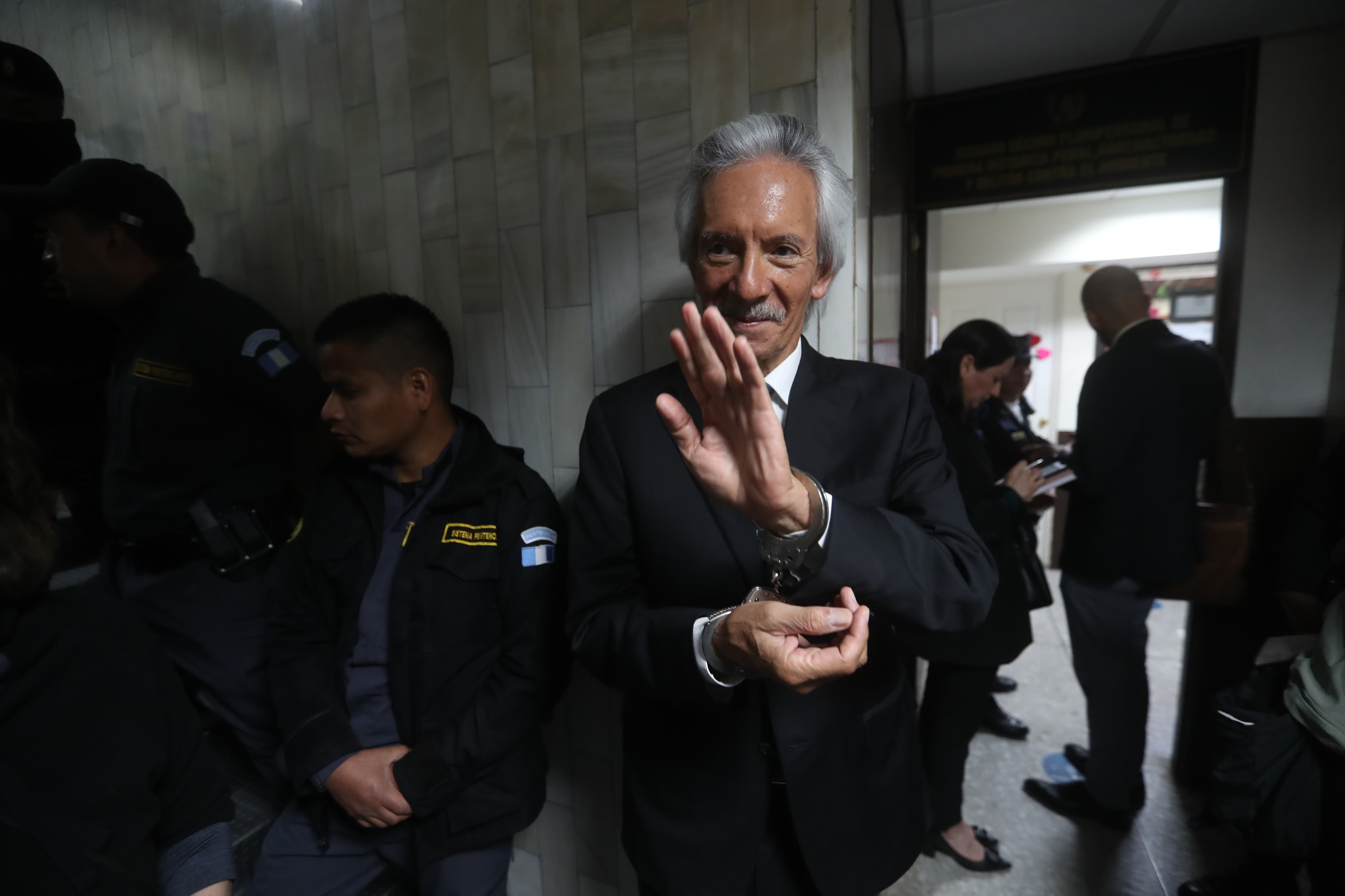 Jose Rubén Zamora, presidente de elPeriódico, en la torre de tribunales en donde se volvió a reprogramar la audiencia de su caso. (Foto Prensa Libre: Erick Ávila)