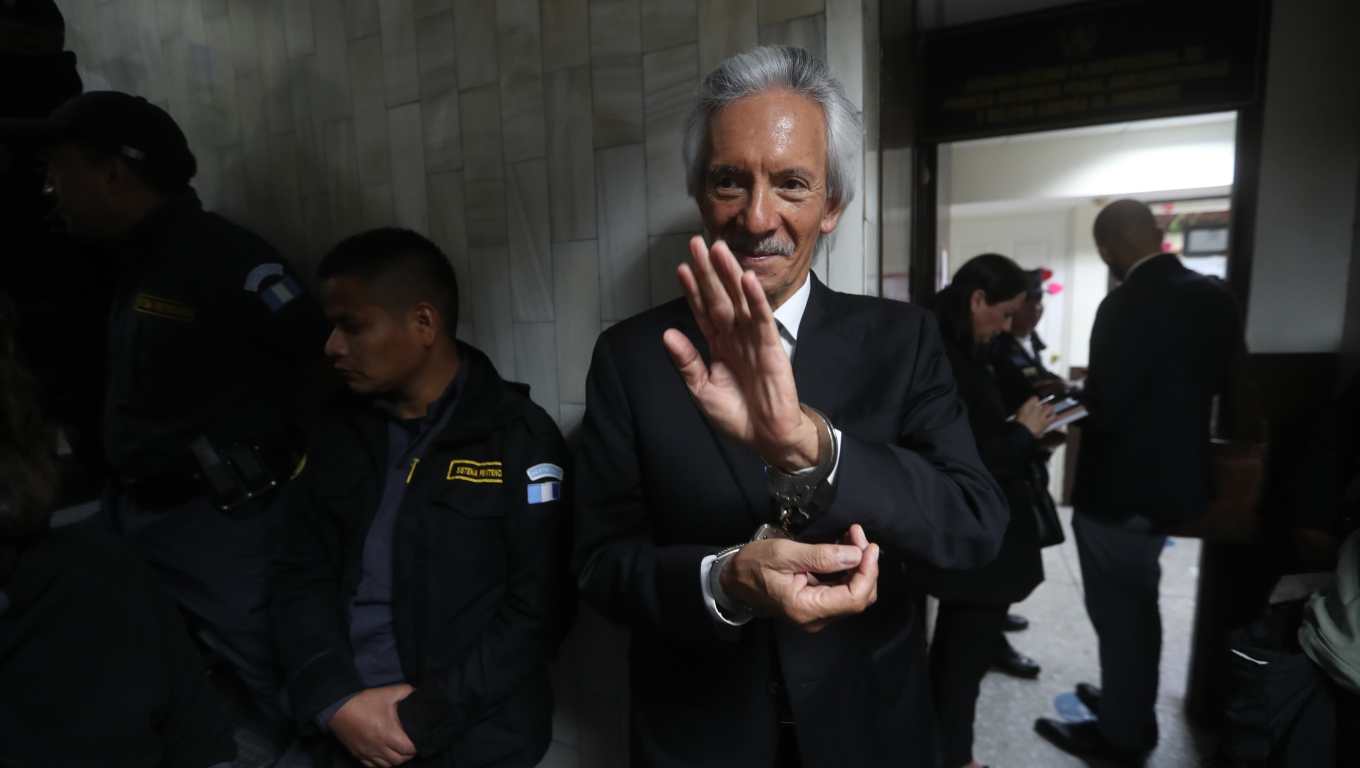 Jose Rubén Zamora, presidente de elPeriódico, en la torre de tribunales en donde se volvió a reprogramar la audiencia de su caso. (Foto Prensa Libre: Erick Ávila)