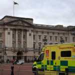 Una ambulancia frente al Palacio de Buckingham en Londres. El Palacio de Buckingham anunció que el rey Carlos III está siendo tratado por cáncer. (Foto Prensa Libre: EFE/ANDY RAIN)