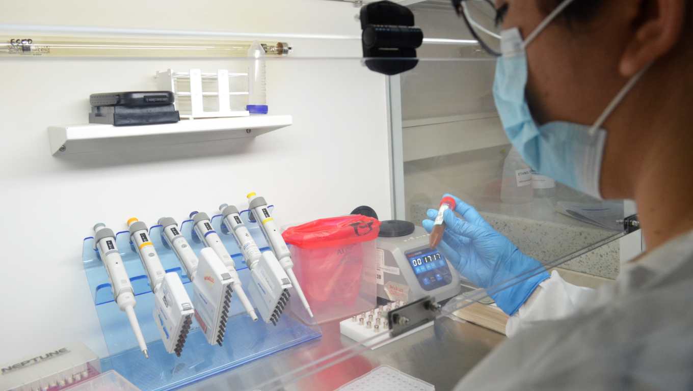 El Laboratorio Nacional de Salud analiza las muestras que han sido recabadas para buscar el detonante de la enfermedad neurológica aguda. (Foto Prensa Libre: Ministerio de Salud)