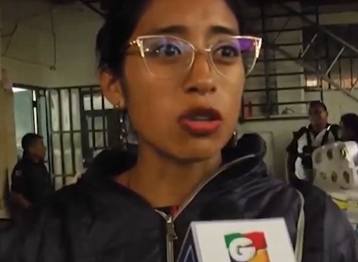 María Mercedes Coroy apoya en trabajos contra incendio forestal en volcán de Agua