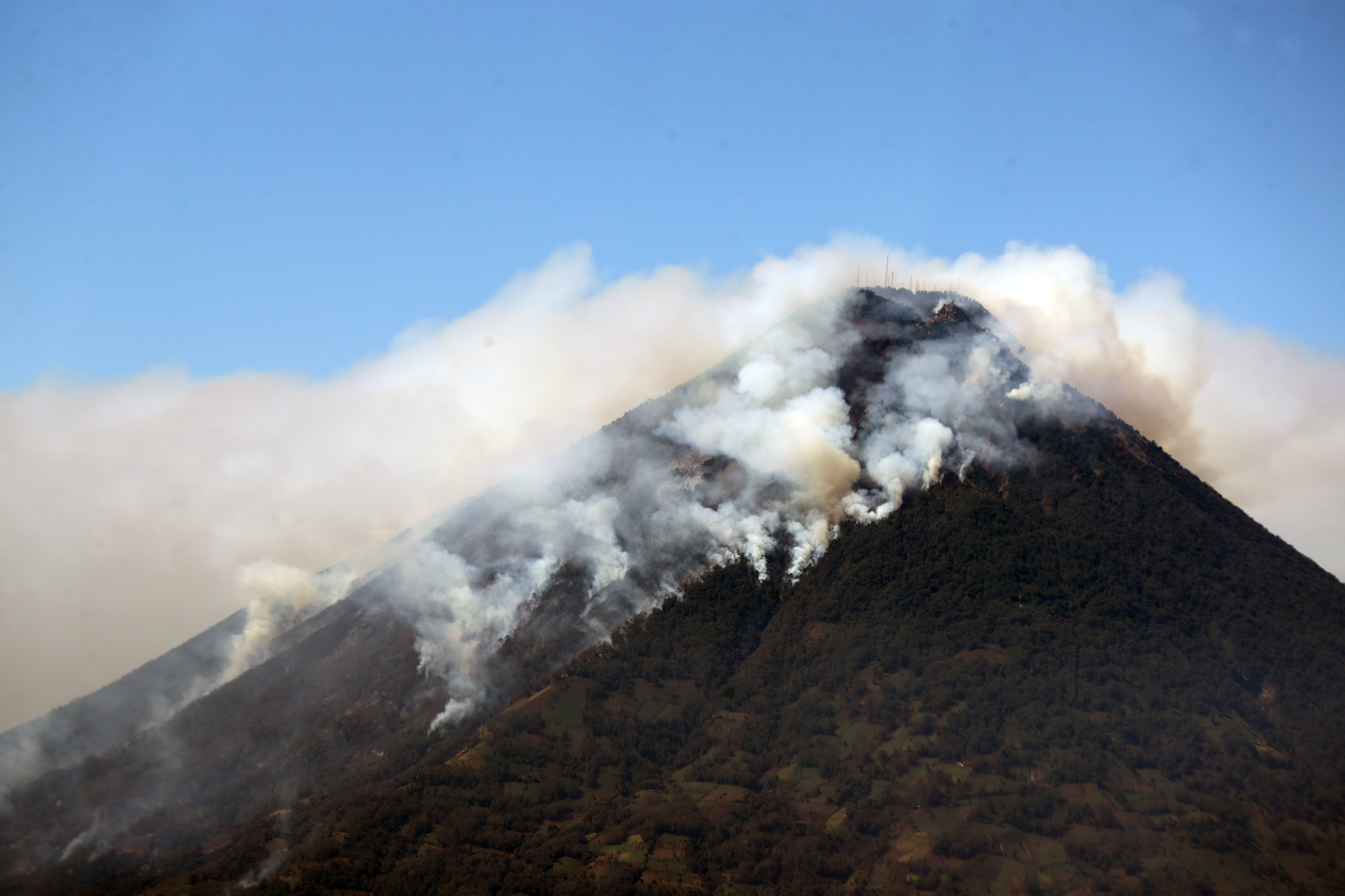El incendio forestal en el Volcán de Agua se extendió por varios días arrasando varias hectáreas de su zona boscosa. (Foto Prensa Libre: María Reneé Barrientos Gaytan)