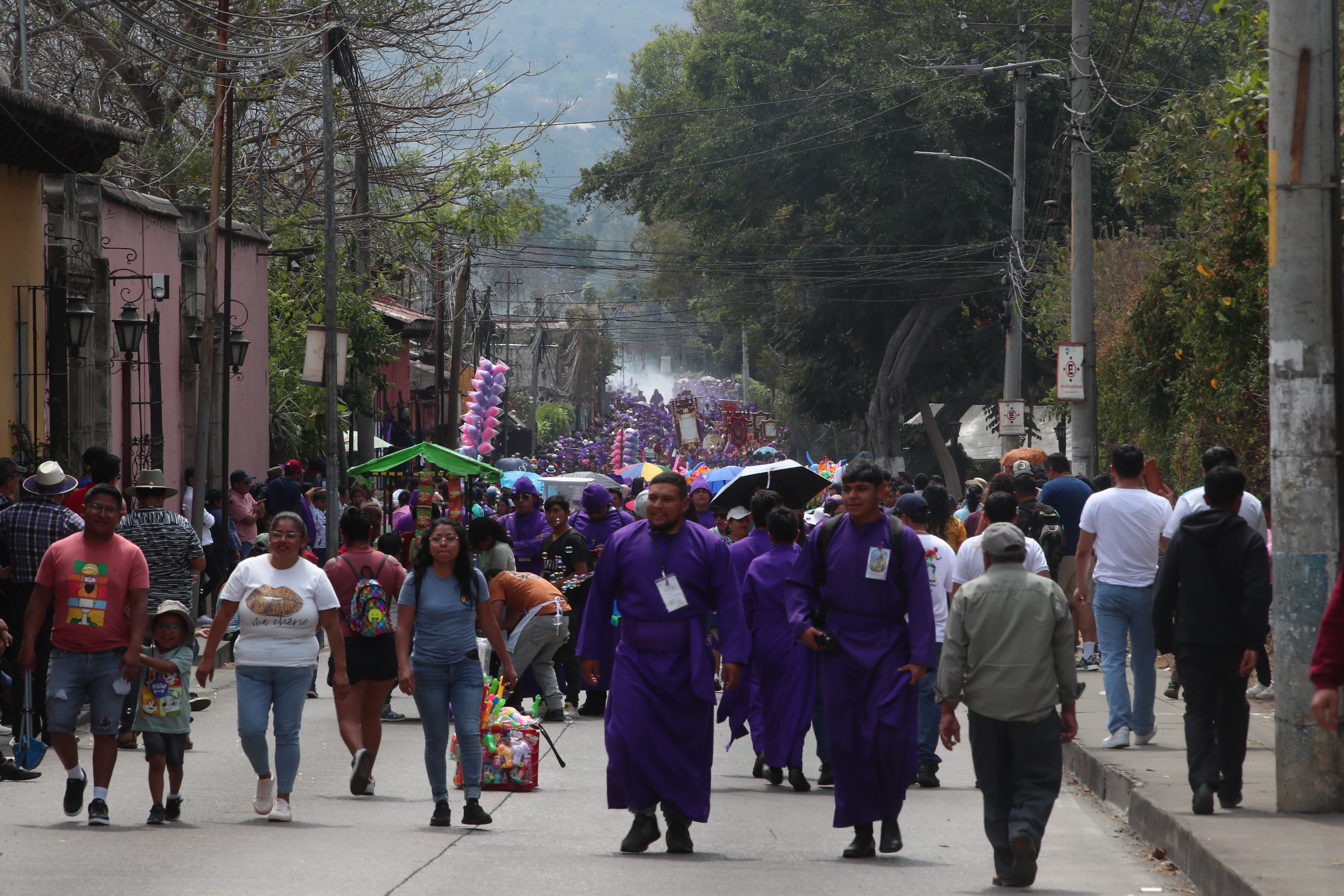 Feligresía de la ciudad colonial espera el cortejo procesional, sobre la Ruta nacional 10, que conduce a Antigua Guatemala. (Fotografía Prensa Libre: Byron Rivera Baiza).