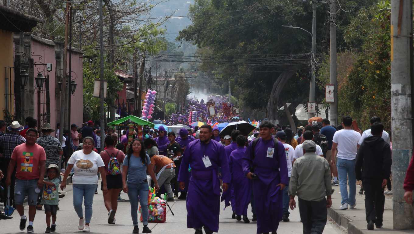 Feligresía de la ciudad colonial espera el cortejo procesional, sobre la Ruta nacional 10, que conduce a Antigua Guatemala. (Fotografía Prensa Libre: Byron Rivera Baiza).