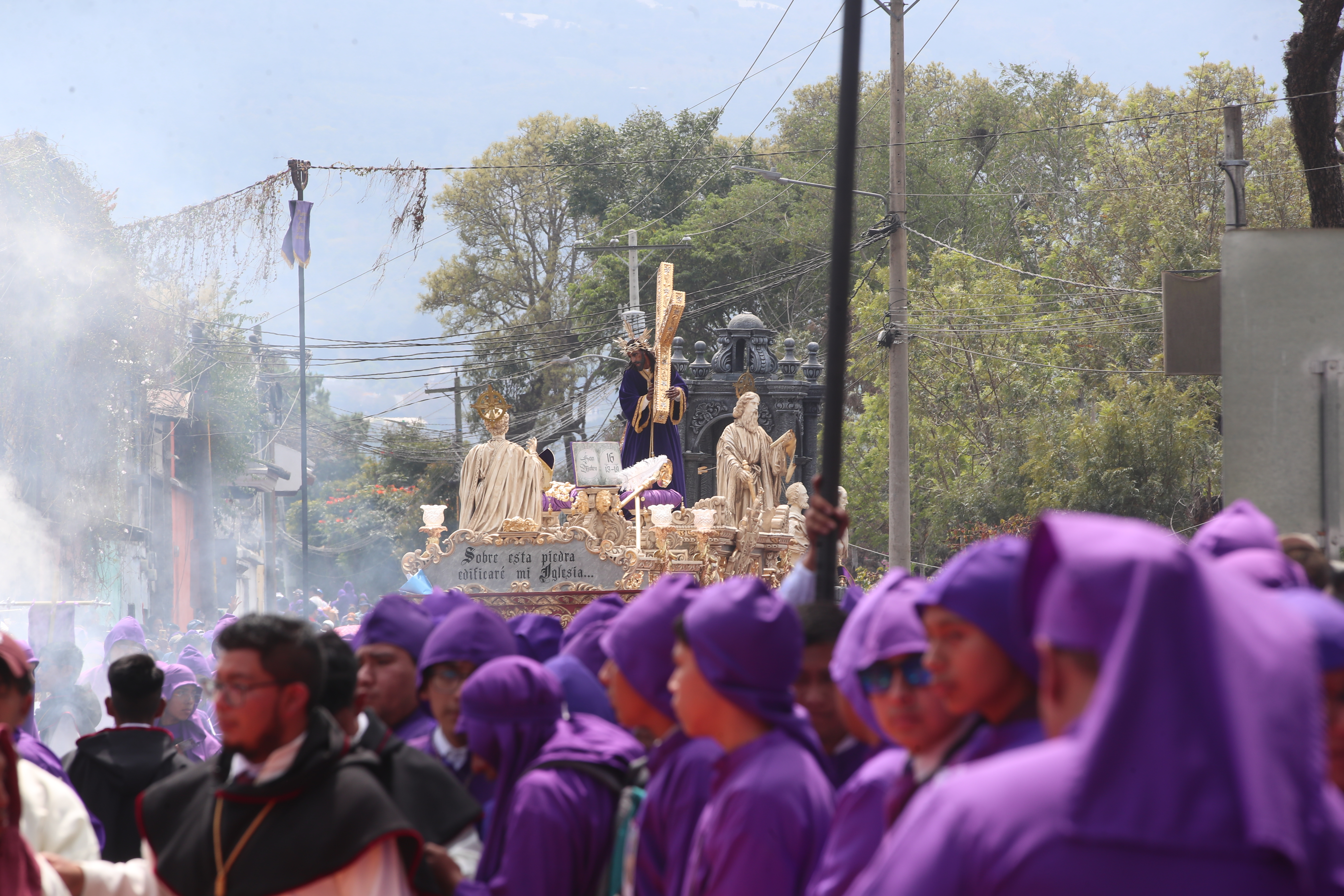 Vecinos de la Antigua Guatemala esperan la llegada del protector jurado de la Antigua Guatemala, Jesús Nazareno de la Salvación. (Fotografía Prensa Libre: Byron Rivera Baiza).