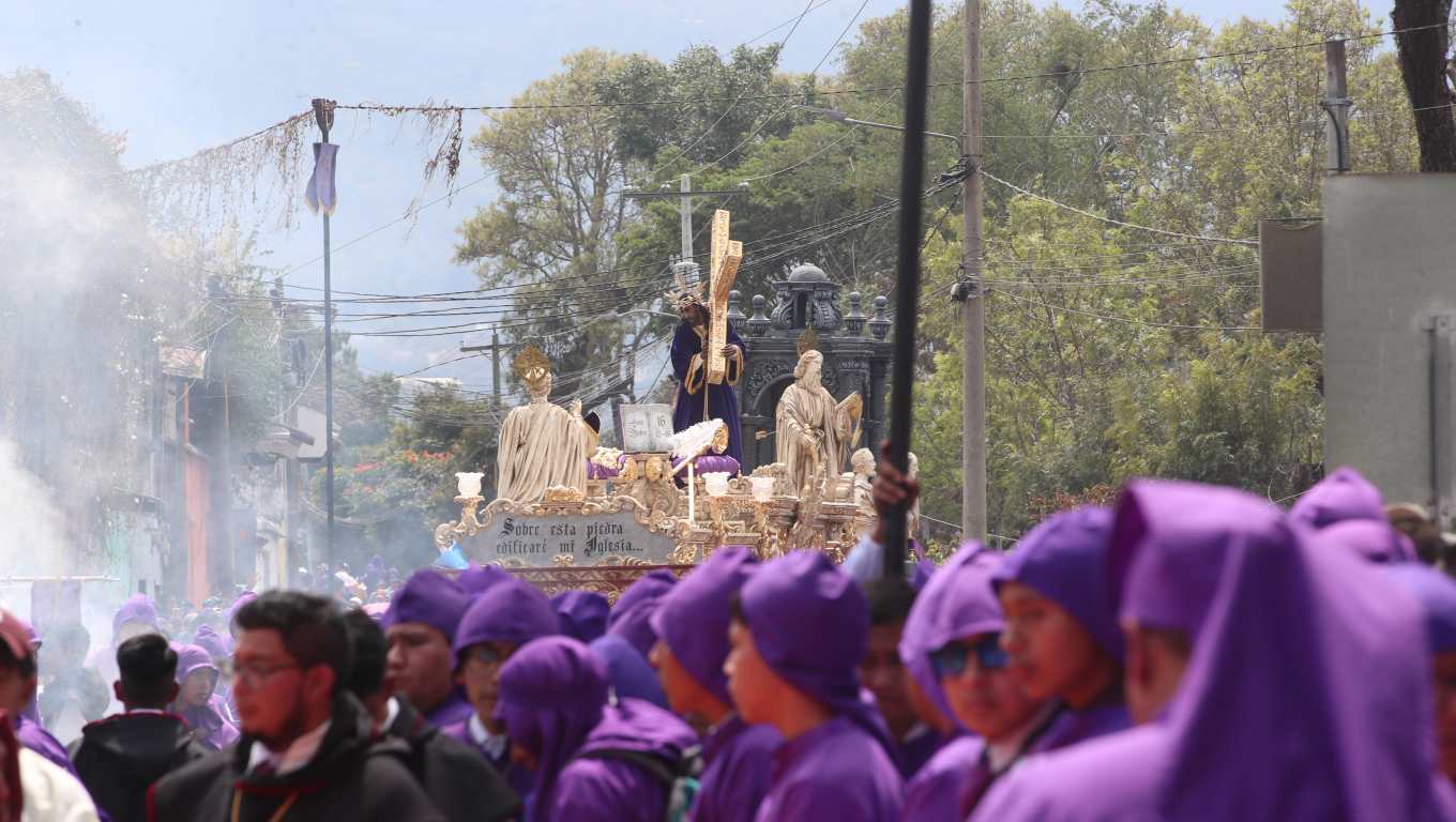 Vecinos de la Antigua Guatemala esperan la llegada del protector jurado de la Antigua Guatemala, Jesús Nazareno de la Salvación. (Fotografía Prensa Libre: Byron Rivera Baiza).