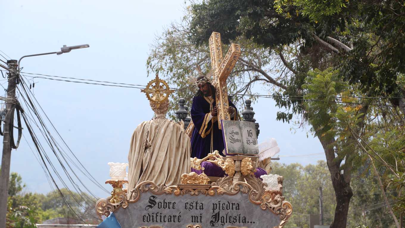 El mensaje procesional de la consagrada imagen es "Sobre esta piedra edificaré mi Iglesia...". (Fotografía Prensa Libre: Byron Rivera Baiza).
