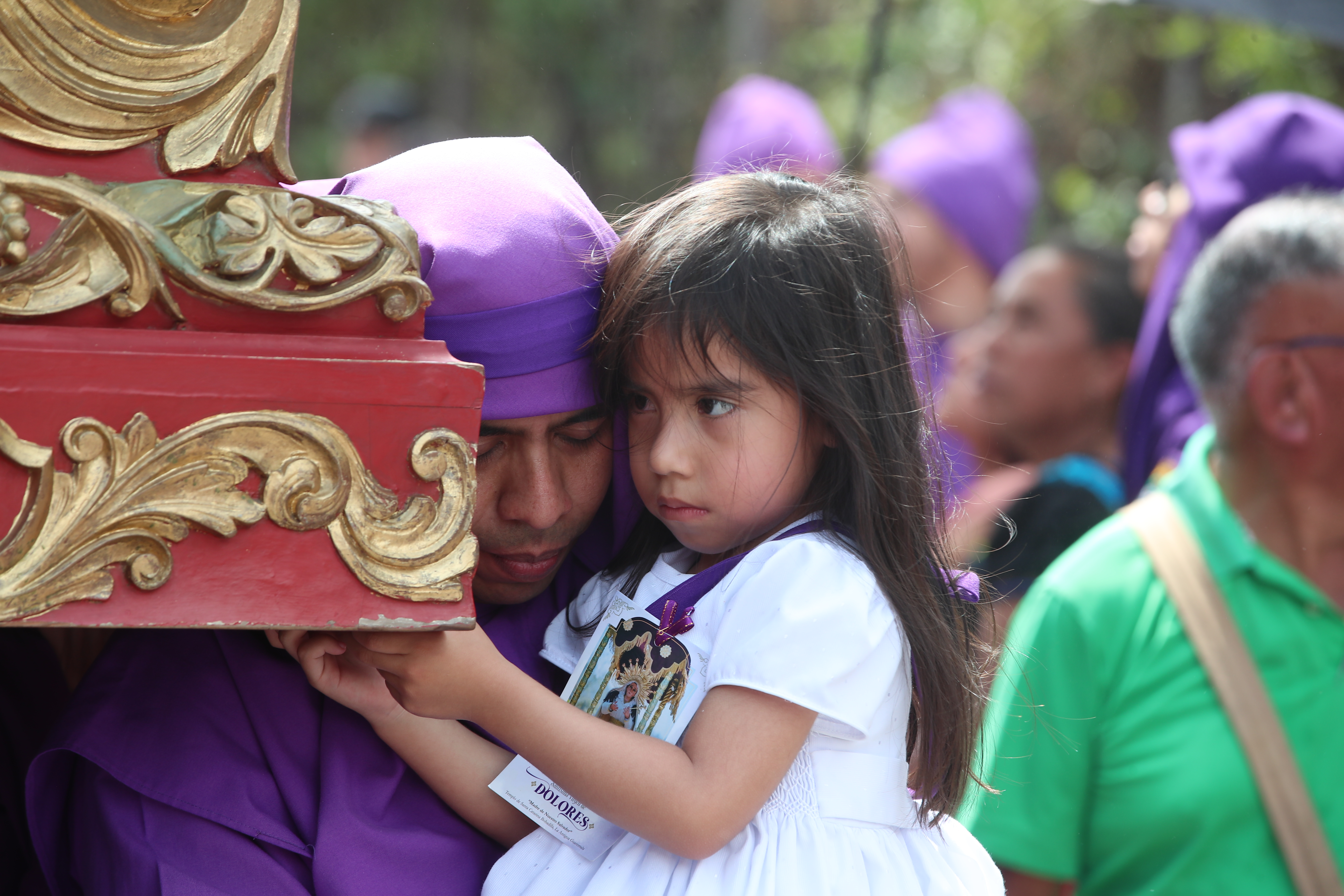 Niños acompañan a sus padres y fomentan la devoción en esta Cuaresma 2024. (Fotografía Prensa Libre: Byron Rivera Baiza).