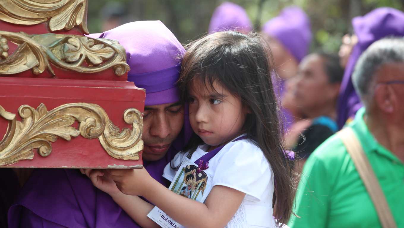 Niños acompañan a sus padres y fomentan la devoción en esta Cuaresma 2024. (Fotografía Prensa Libre: Byron Rivera Baiza).