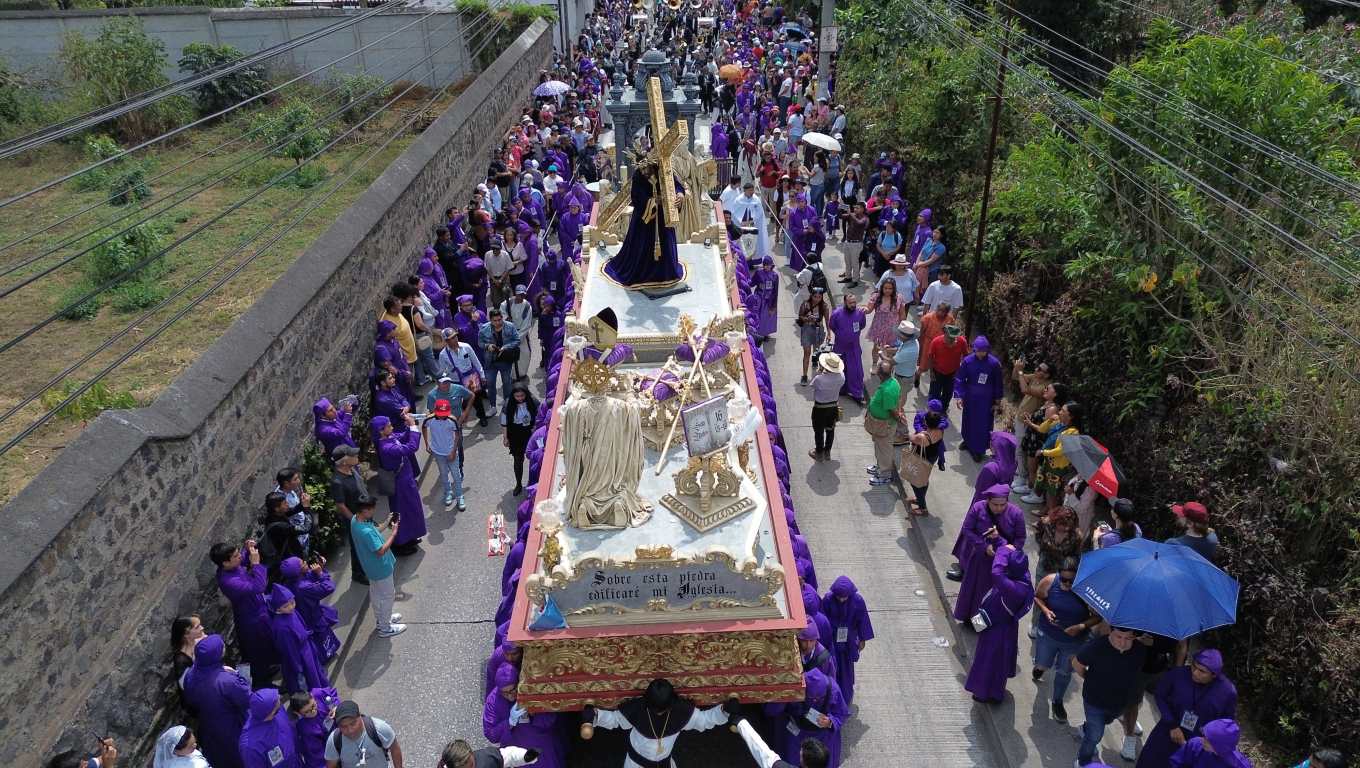 Vista panorámica del cortejo procesional de Jesús Nazareno de la Salvación en Antigua Guatemala. (Fotografía Prensa Libre: Byron Rivera Baiza).