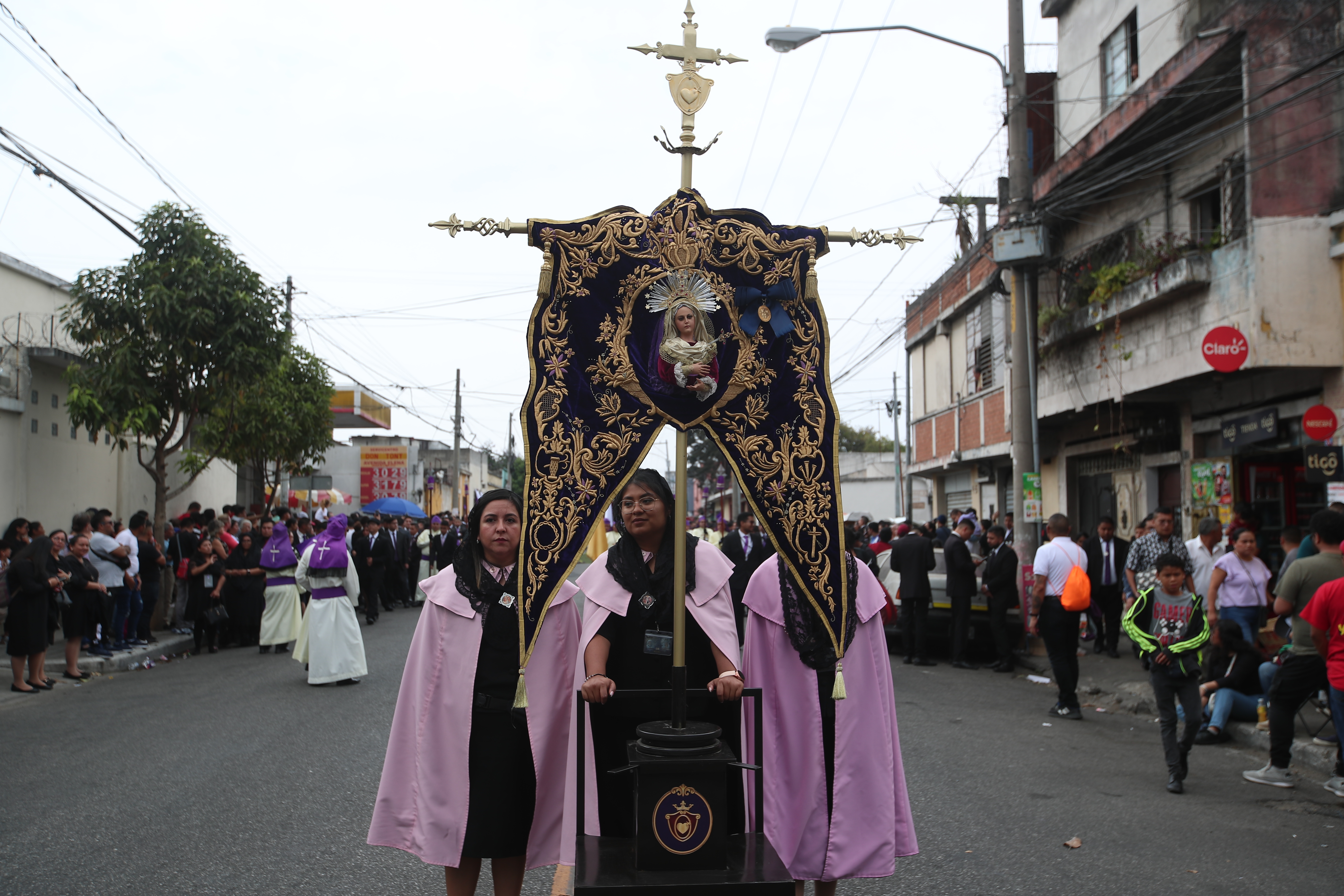 La Hermandad de Dolores del templo la Recolección, acompaña al cortejo en su velación de este domingo. (Fotografía Prensa Libre: Byron Rivera Baiza).