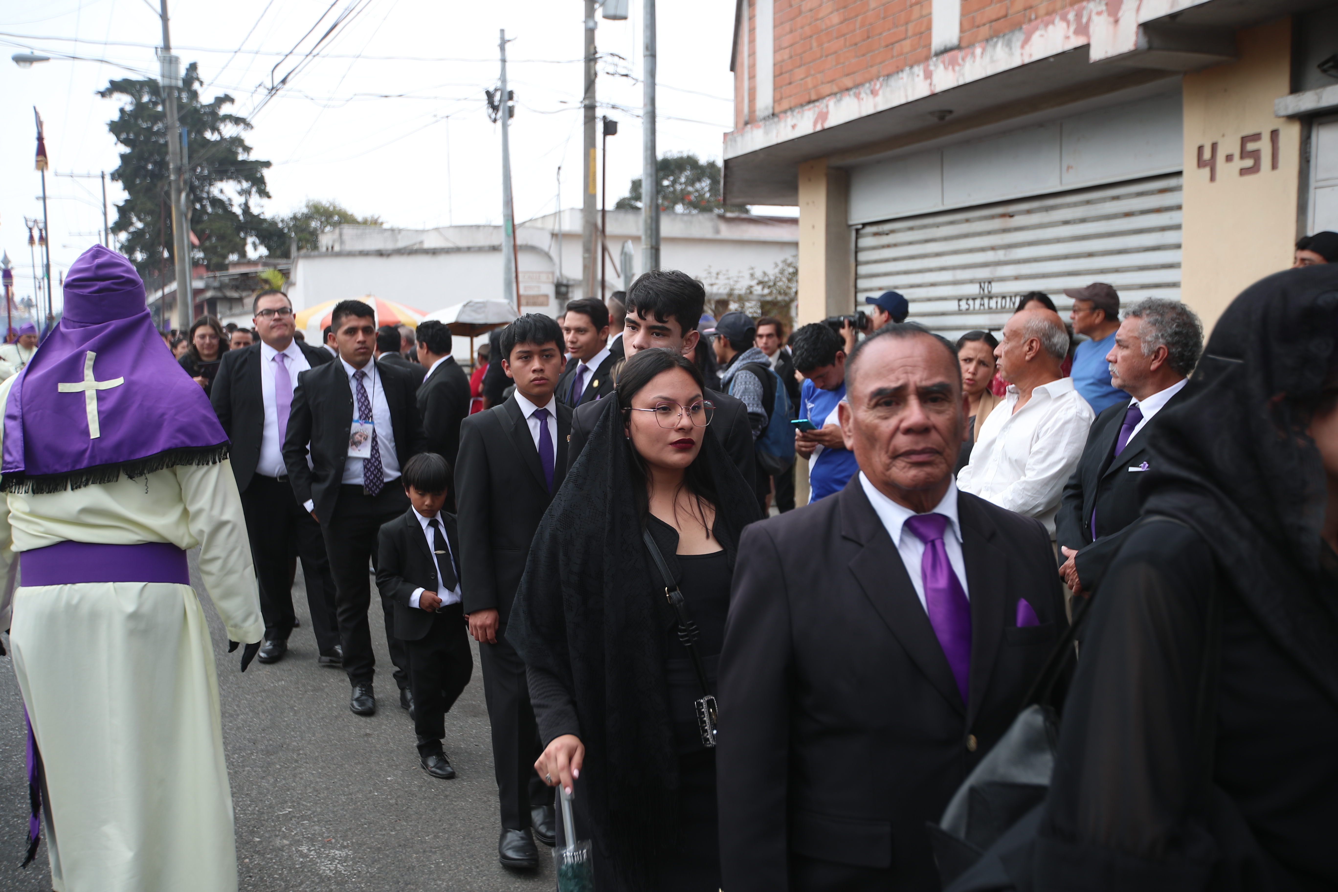 Devotos cargadores acompañan a la Consagrada imagen de Jesús del Consuelo del templo recoleto. (Fotografía Prensa Libre: Byron Rivera Baiza).