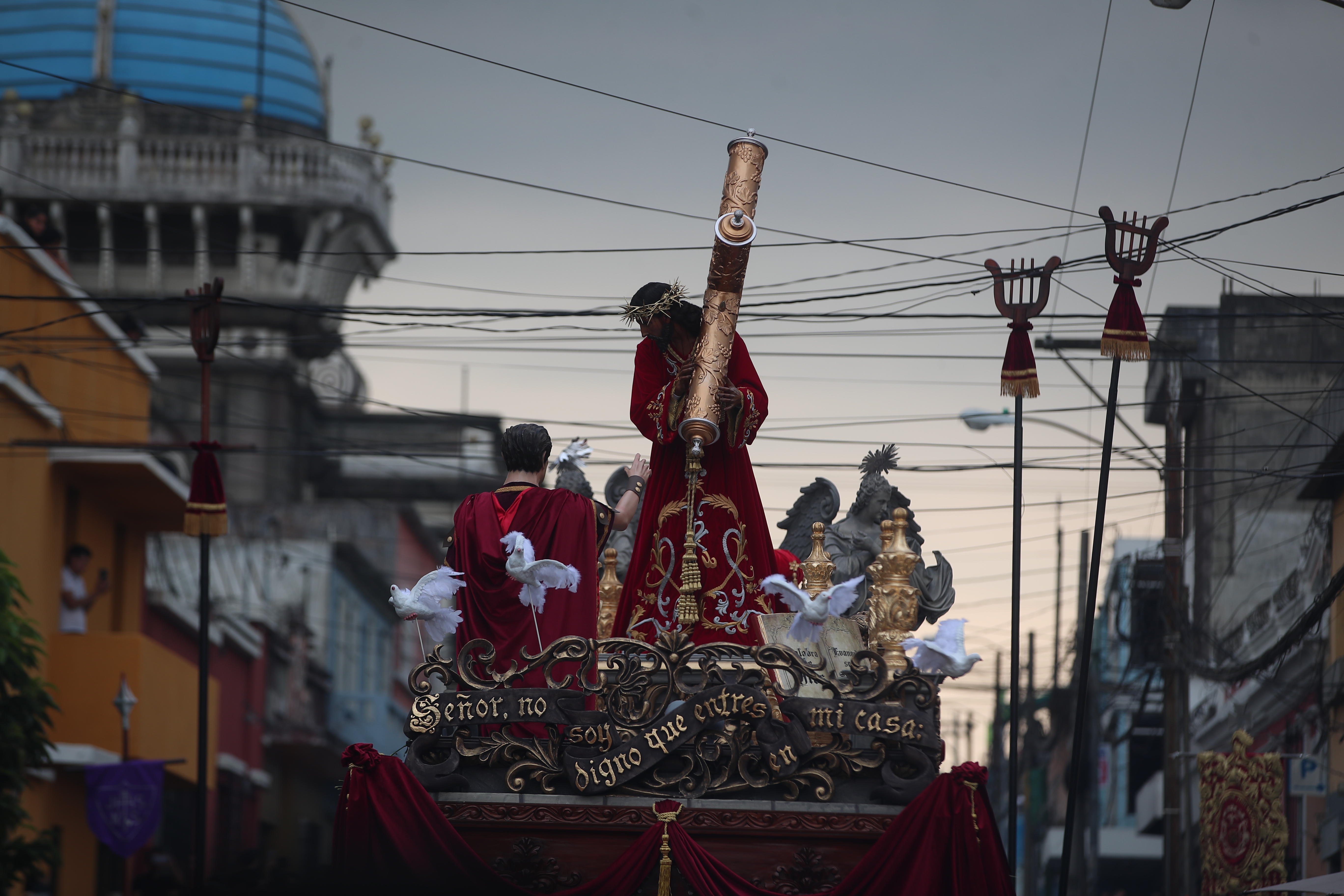 La Consagrada Imagen de Jesús Nazareno del Consuelo a su paso por el Santuario de Guadalupe en la zona 1 capitalina. (Fotografía Prensa Libre: Byron Rivera Baiza). 