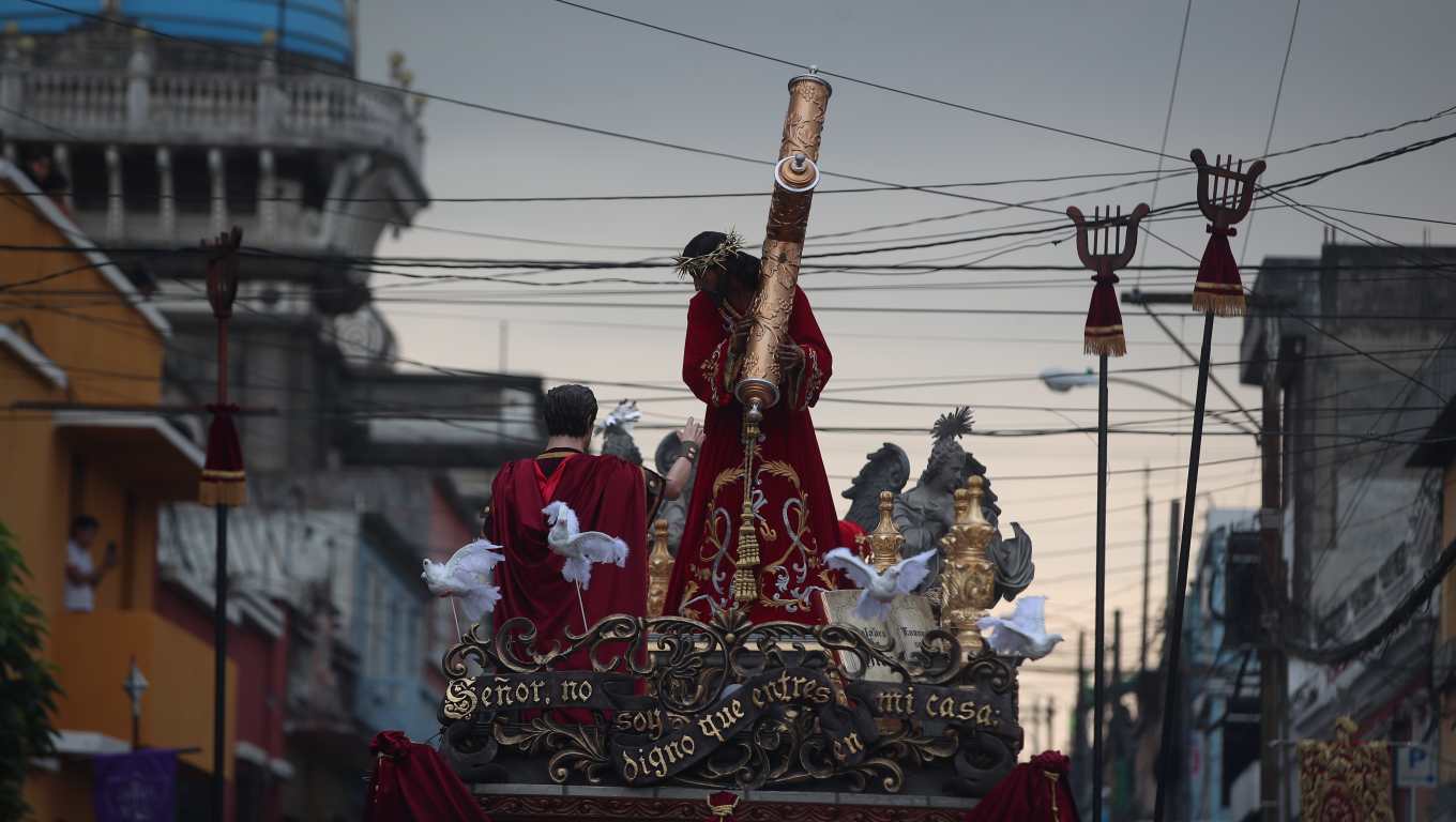 La Consagrada Imagen de Jesús Nazareno del Consuelo a su paso por el Santuario de Guadalupe en la zona 1 capitalina. (Fotografía Prensa Libre: Byron Rivera Baiza). 