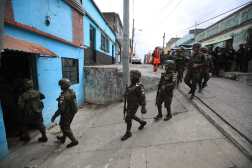 Allanamientos realizados por parte del MP en la 7a avenida y 12 calle de la zona 3 Barrio el Gallito con motivo de investigacin tras la desaparicin de cinco personas en un club nocturno. Fuerte presencia policial, ejrcito y unidades de rescate de los Bomberos Voluntarios, quienes realizaron excavaciones en el lugar sin tener resultados positivos.

 
FOTO Carlos Hernndez 
14/02/2024