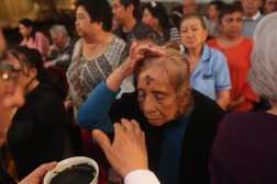Cuando el sacerdote aplica la ceniza puede decir diferentes palabras, como ÇRecuerda, hombre, que polvo eres y al polvo volvers


Fotografa. Prensa Libre. Erick Avila. 14/02/2024