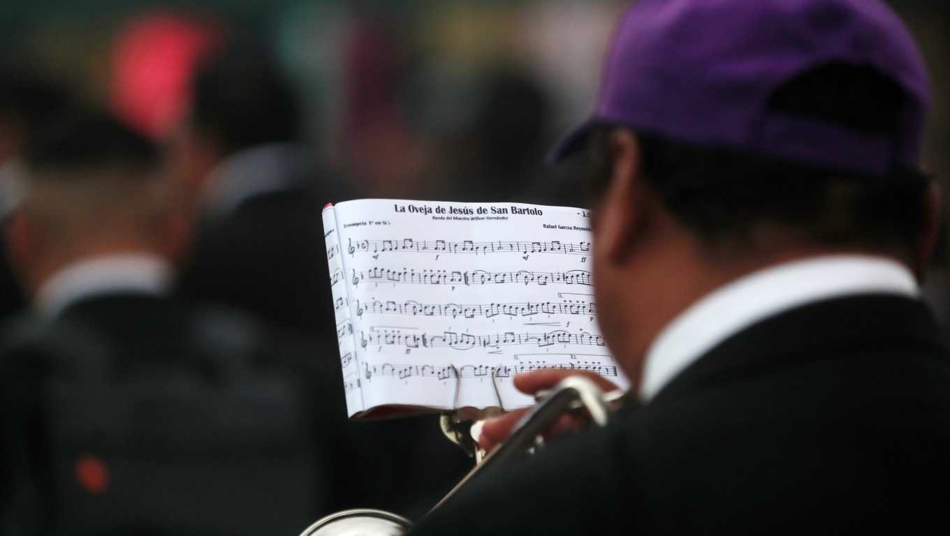Los cortejos procesionales son acompañados por las bandas de música, las cuales entonan marchas fúnebres durante todo el recorrido. (Fotografía Prensa Libre: Oscar Vásquez Mijangos) 