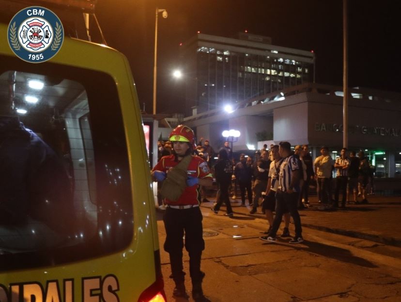 Socorristas atienden a personas vapuleadas previo al partido entre Comunicaciones y Monterrey. (Foto Prensa Libre: Bomberos Municipales) 
 
