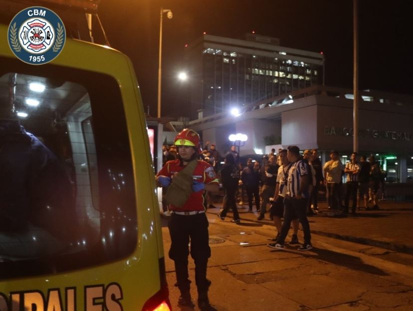 Socorristas atienden a personas vapuleadas previo al partido entre Comunicaciones y Monterrey. (Foto Prensa Libre: Bomberos Municipales) 
 
