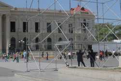En la plaza central de El Salvador se instala un escenario ante la posible victoria de Bukele en las elecciones del domingo 4 de febrero. (Foto Prensa Libre: Byron Baiza) 